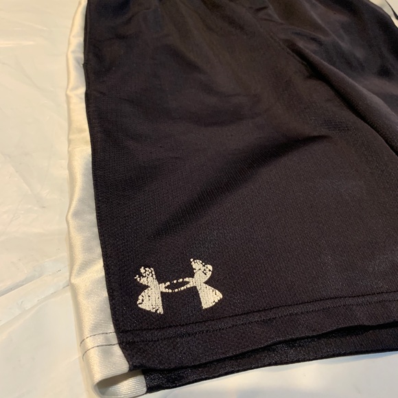 Under Armour athletic performance shorts YL - Picture 3 of 4